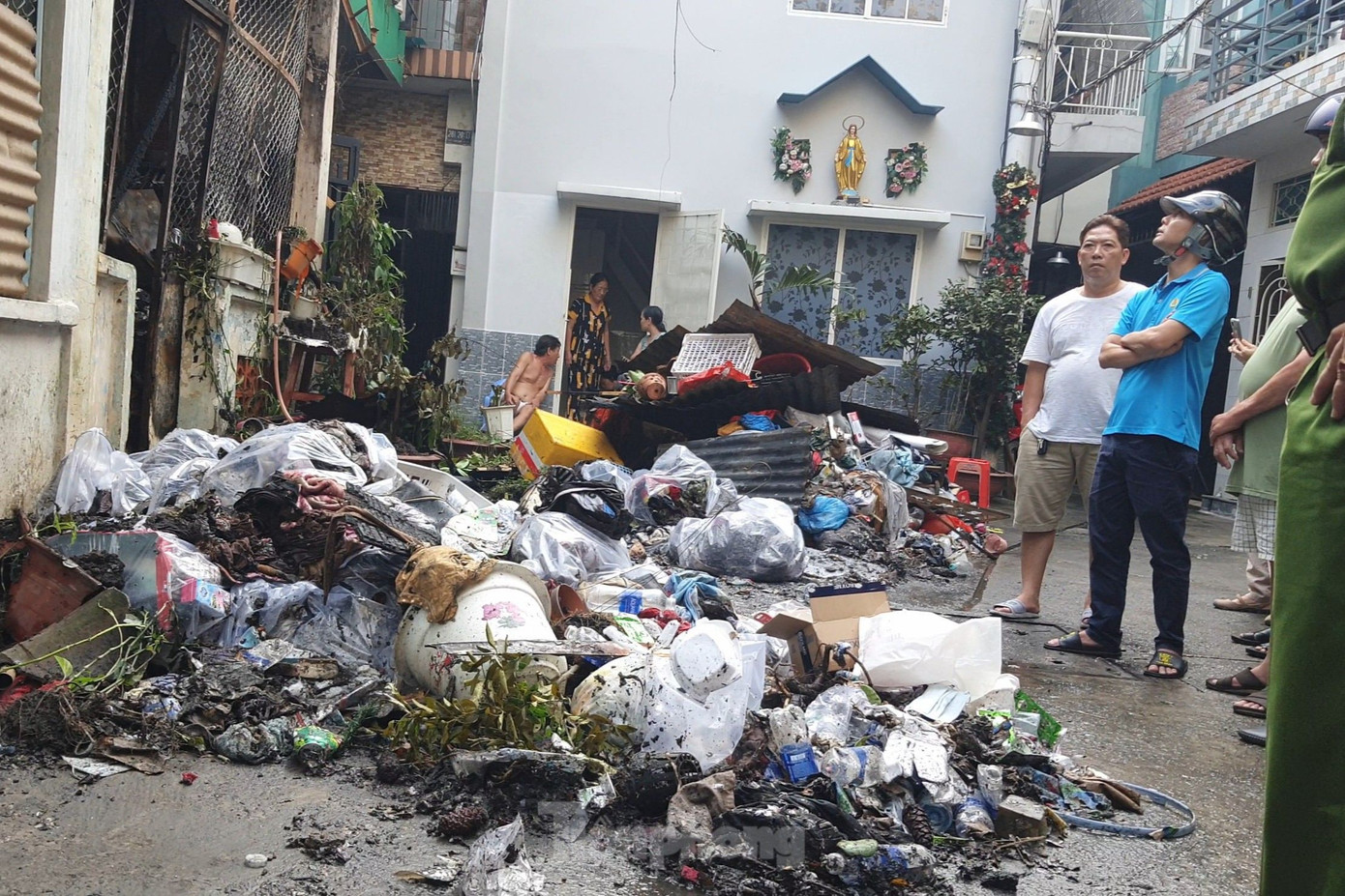 Đồ đạc nằm ngổn ngang trước căn nhà xảy ra hỏa hoạn. Ảnh: Hoàng Thuận.