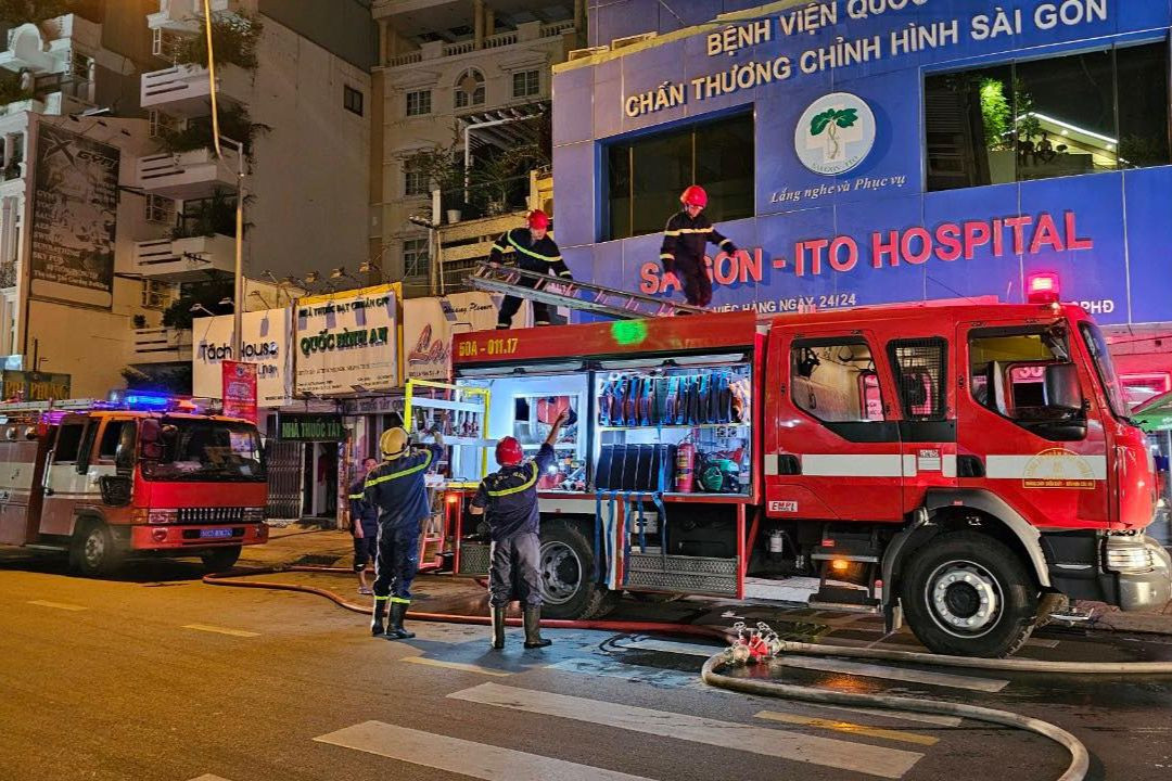 Lực lượng chữa cháy có mặt tại hiện trường. Ảnh: Đông Nghi. Lực lượng chữa cháy có mặt tại hiện trường. Ảnh: Đông Nghi.