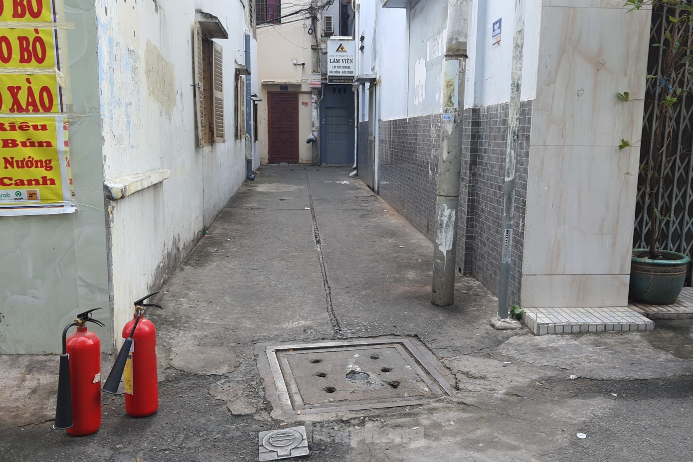 Người dân xung quanh huy động bình chữa cháy dập lửa nhưng không thành. Ảnh: Hoàng Thuận.