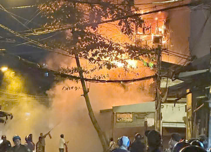 Ngọn lửa bao trùm căn nhà. Ảnh: C.A.