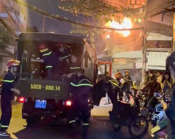 Lực lượng chữa cháy có mặt tại hiện trường. Ảnh: C.A.