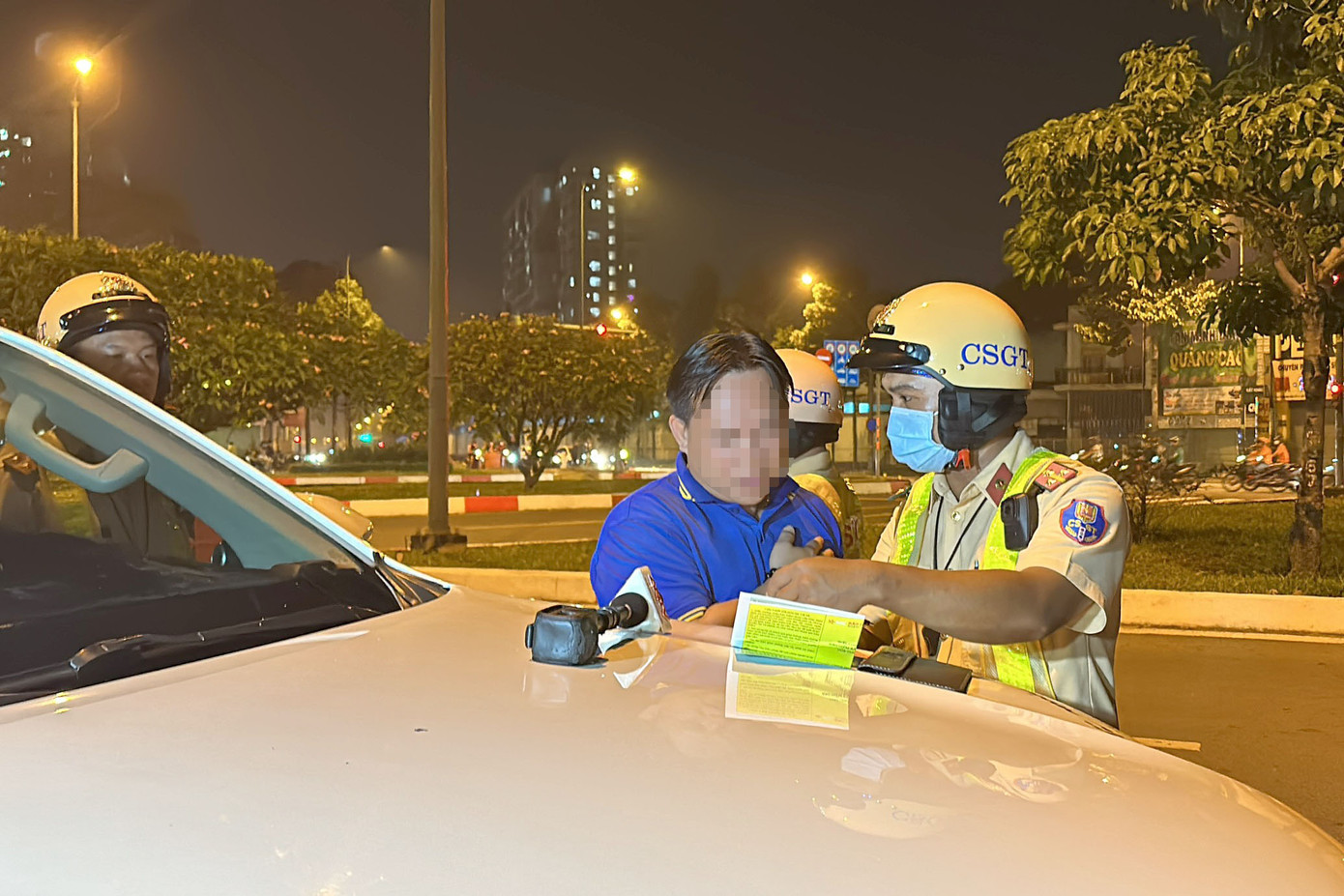 CSGT lập biên bản xử phạt đối với tài xế ô tô bán tải vi phạm nồng độ cồn. Ảnh: N.Y. CSGT lập biên bản xử phạt đối với tài xế ô tô bán tải vi phạm nồng độ cồn. Ảnh: N.Y.