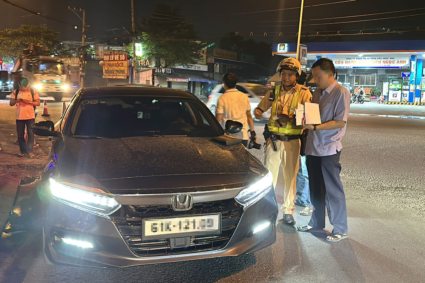 Lực lượng CSGT kiểm tra nồng độ cồn đối với tài xế ô tô tại giao lộ Phạm Văn Đồng - Kha Vạn Cân, TP Thủ Đức. Ảnh: N.Y. Lực lượng CSGT kiểm tra nồng độ cồn đối với tài xế ô tô tại giao lộ Phạm Văn Đồng - Kha Vạn Cân, TP Thủ Đức. Ảnh: N.Y.