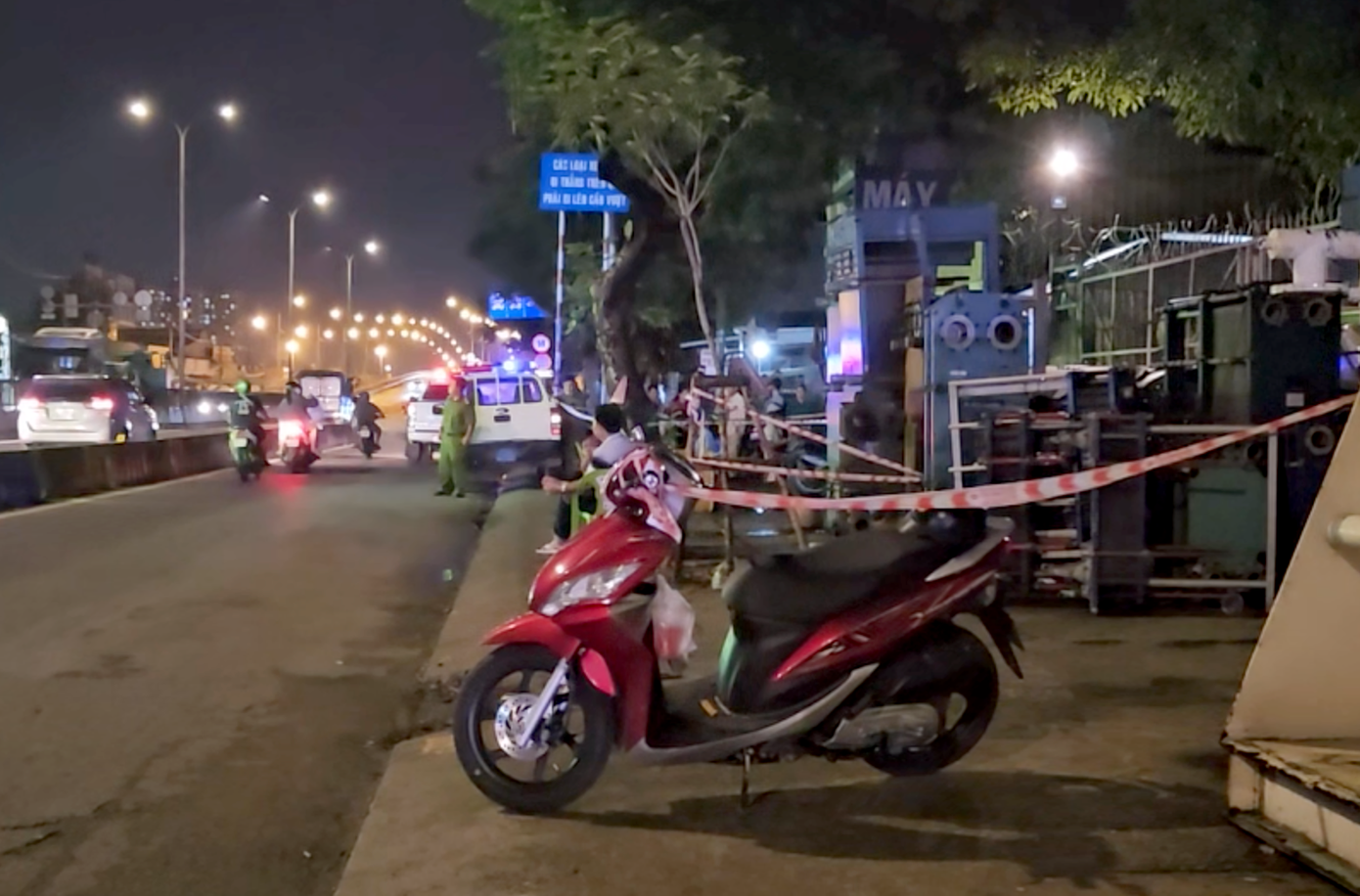 Công an phong tỏa hiện trường xảy ra vụ án mạng.