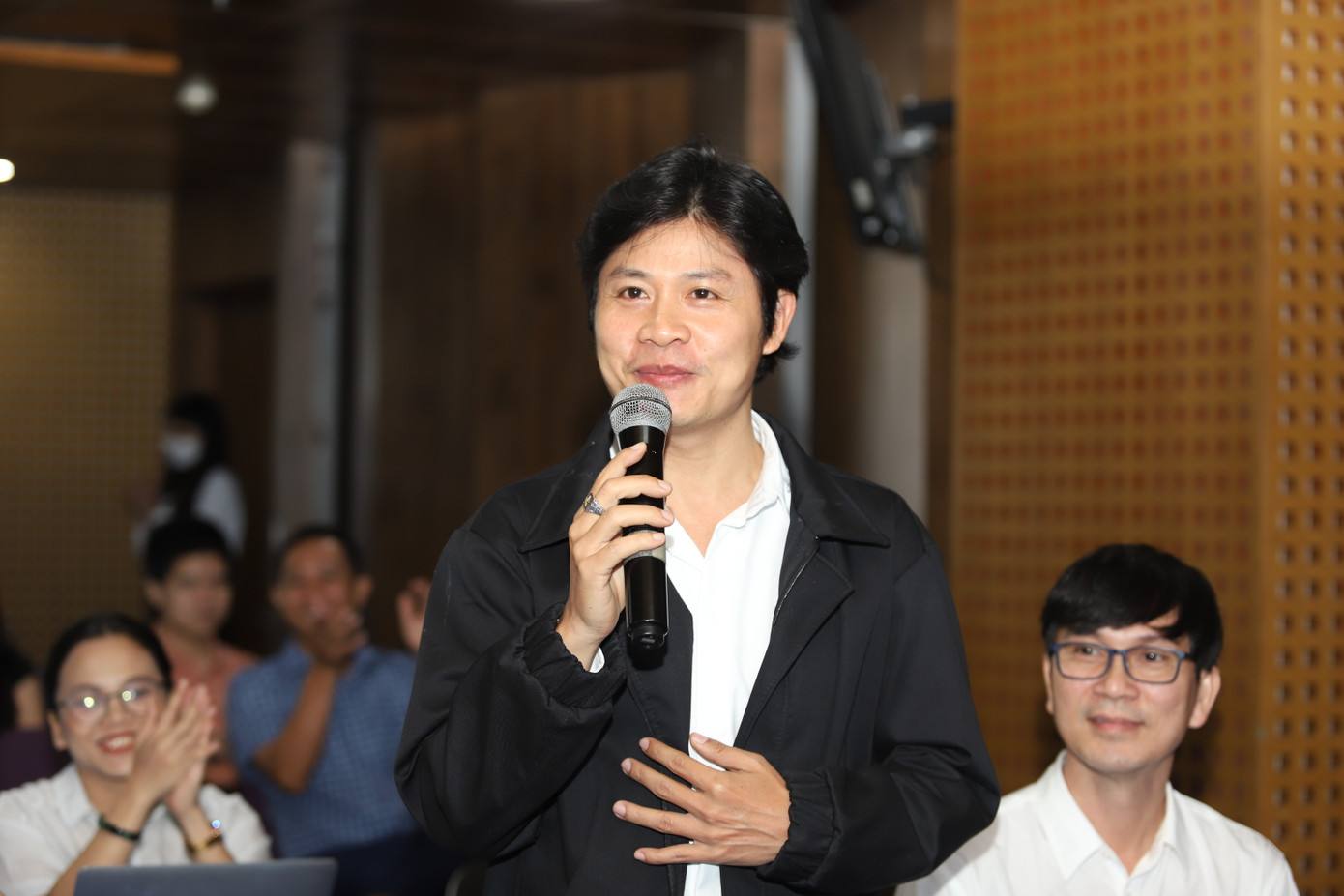 Nhạc sĩ Nguyễn Văn Chung chia sẻ cảm xúc tại buổi tọa đàm. Ảnh: Ngô Tùng. Nhạc sĩ Nguyễn Văn Chung chia sẻ cảm xúc tại buổi tọa đàm. Ảnh: Ngô Tùng.