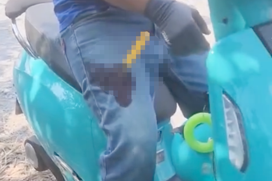 Ông T. dùng dao đâm vào đùi rồi hoang báo bị cướp. Ảnh cắt từ clip. Ông T. dùng dao đâm vào đùi rồi hoang báo bị cướp. Ảnh cắt từ clip.