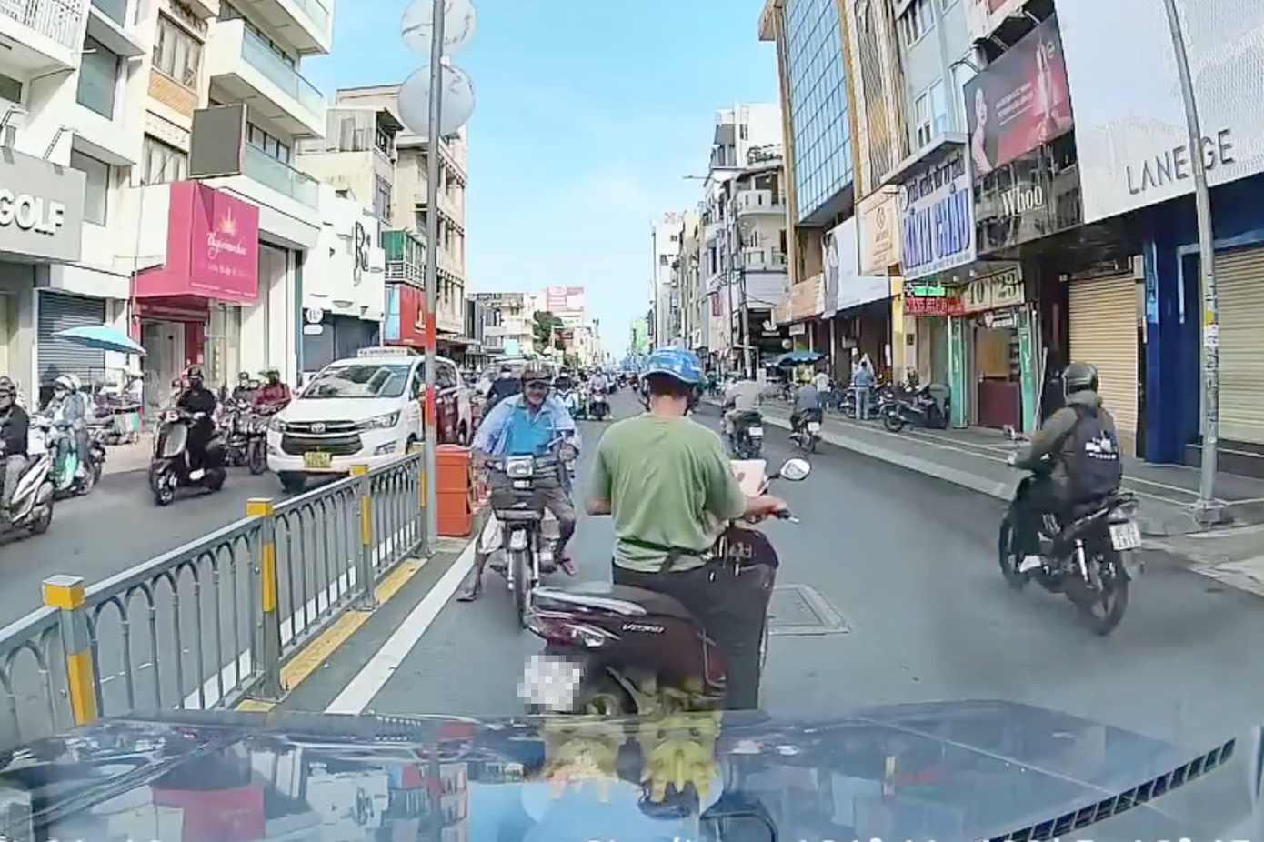 Camera ghi lại cảnh ông T. dừng xe máy trước đầu ô tô. Ảnh cắt từ clip.