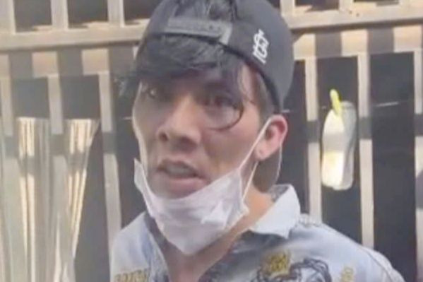 Đối tượng Phú tại thời điểm bị bắt. Ảnh: C.A.