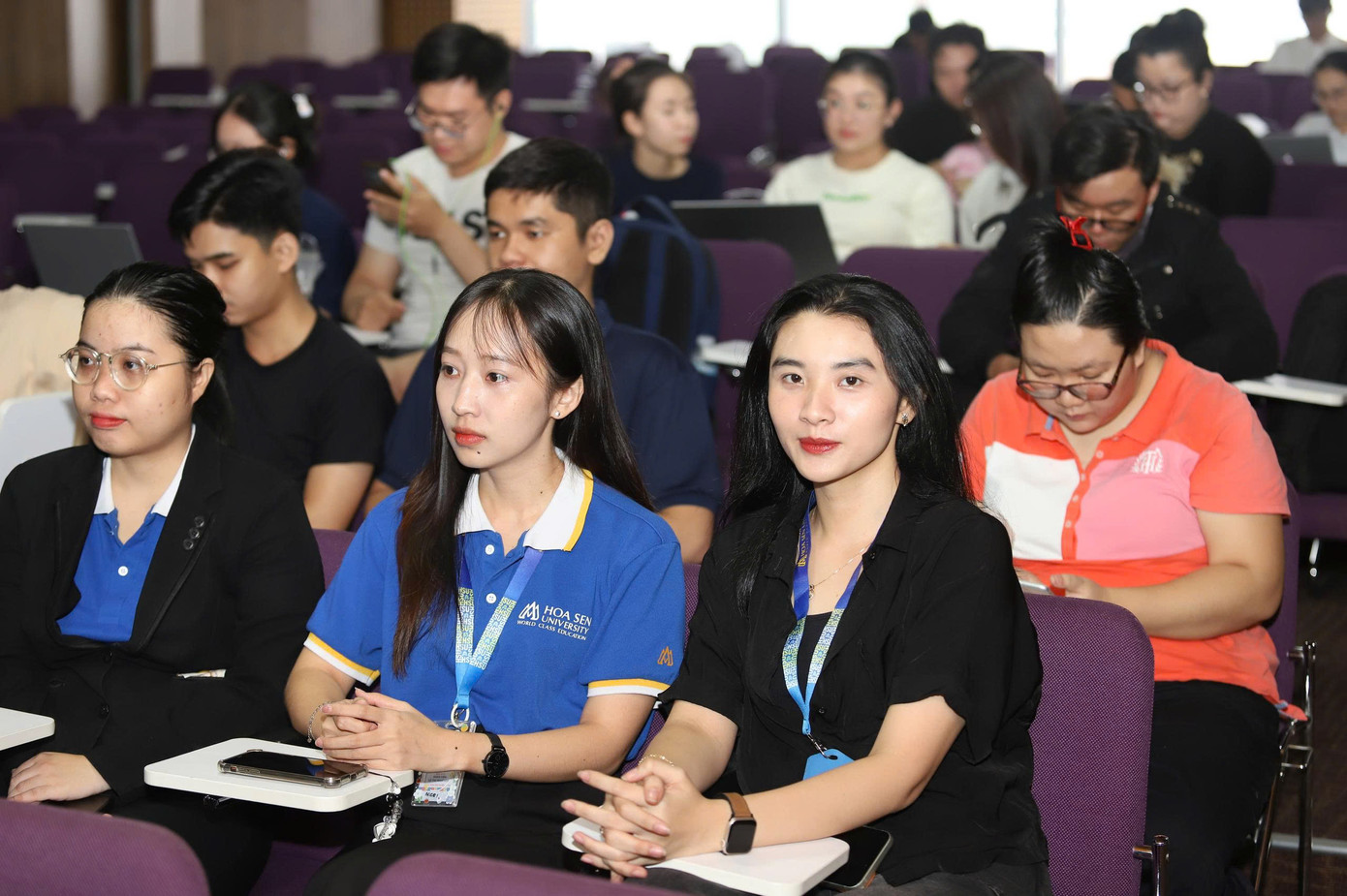 Các bạn sinh viên cho rằng giới trẻ hiện nay cần nâng cao văn hóa ứng xử. Ảnh: Ngô Tùng. Các bạn sinh viên cho rằng giới trẻ hiện nay cần nâng cao văn hóa ứng xử. Ảnh: Ngô Tùng.