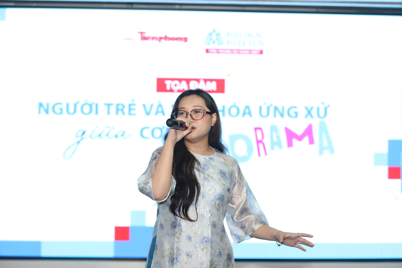 Sinh viên Trà My trình bày ca khúc Viết tiếp câu chuyện hòa bình do nhạc sĩ Nguyễn Văn Chung sáng tác. Ảnh: Ngô Tùng. Sinh viên Trà My trình bày ca khúc Viết tiếp câu chuyện hòa bình do nhạc sĩ Nguyễn Văn Chung sáng tác. Ảnh: Ngô Tùng.