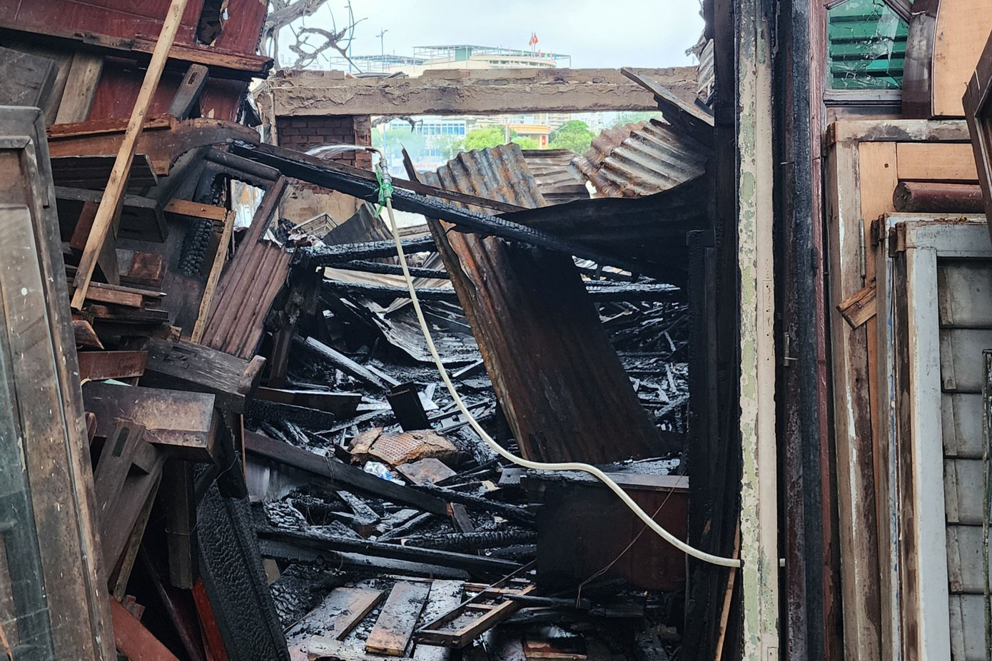 Gỗ cũ chất đầy trong các kho.