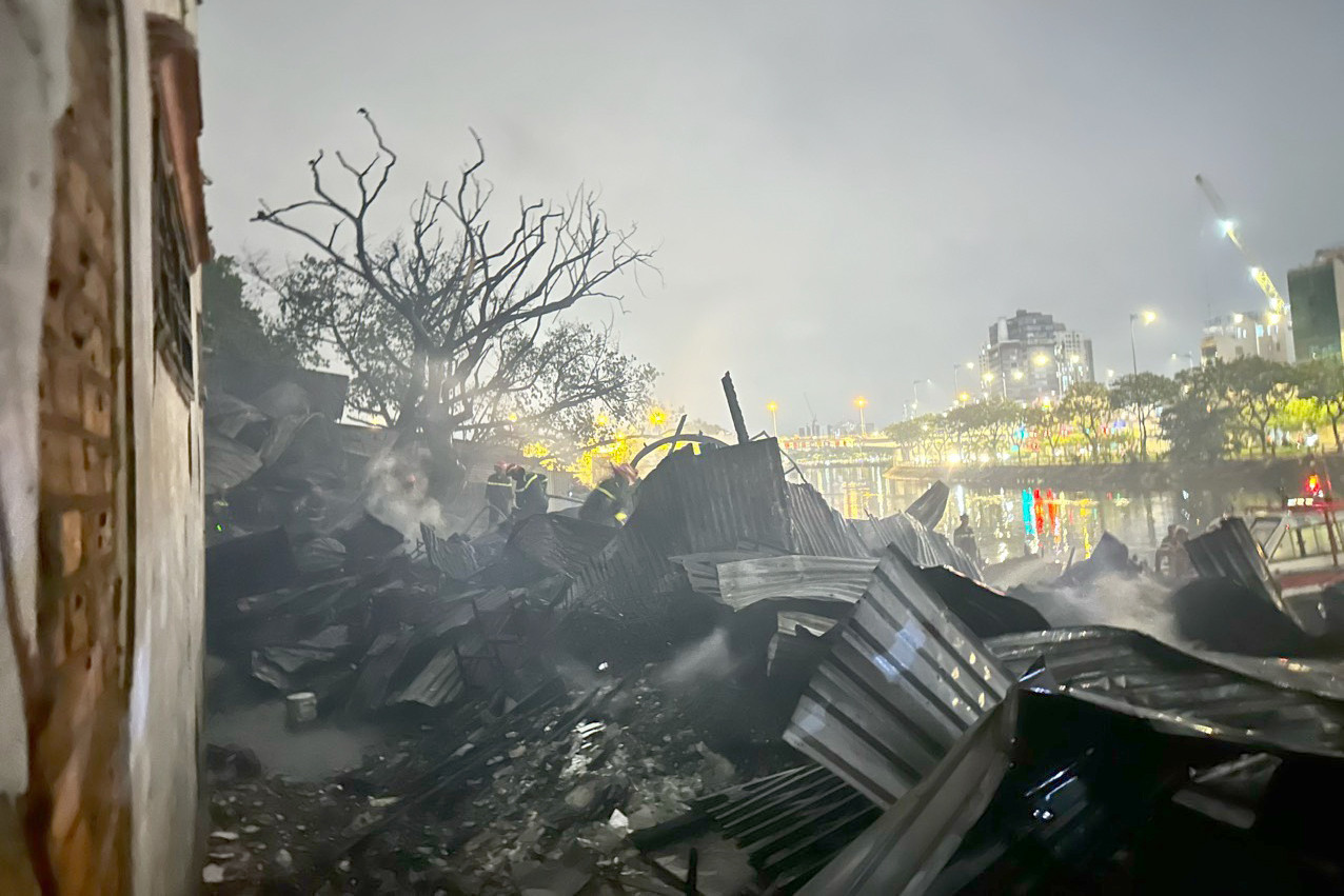 Khu vực cháy nằm sát bờ kênh.