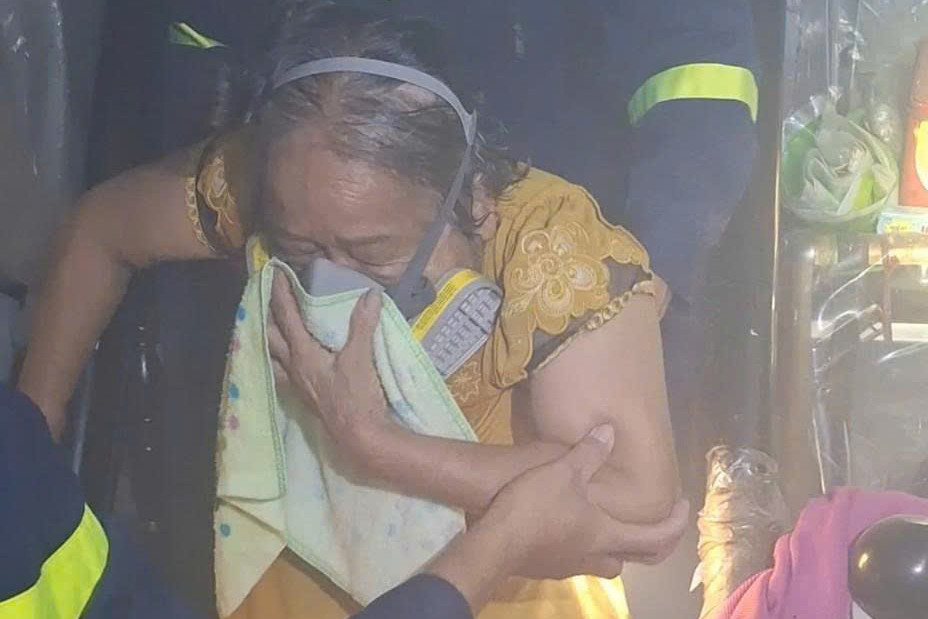 Cụ bà mắc kẹt trong căn nhà xảy ra cháy được lực lượng chức năng giải cứu. Ảnh: PC07. Cụ bà mắc kẹt trong căn nhà xảy ra cháy được lực lượng chức năng giải cứu. Ảnh: PC07.