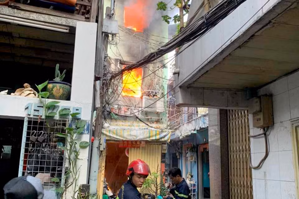 Lửa bùng lên từ căn nhà 3 tầng nằm trong hẻm. Ảnh: A.X.