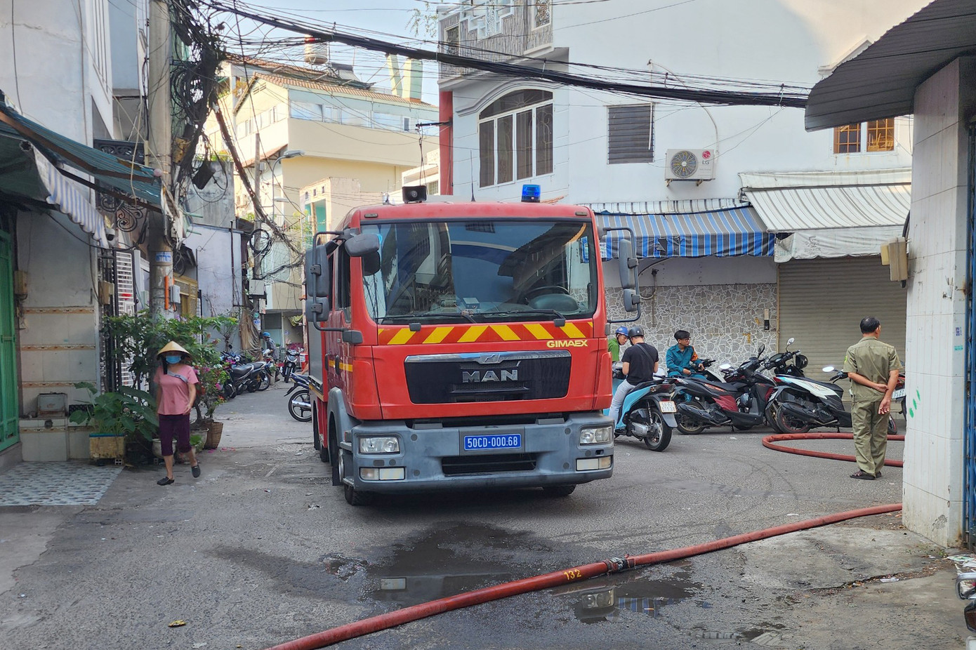 Xe chữa cháy có mặt tại hiện trường. Ảnh: A.X. Xe chữa cháy có mặt tại hiện trường. Ảnh: A.X.