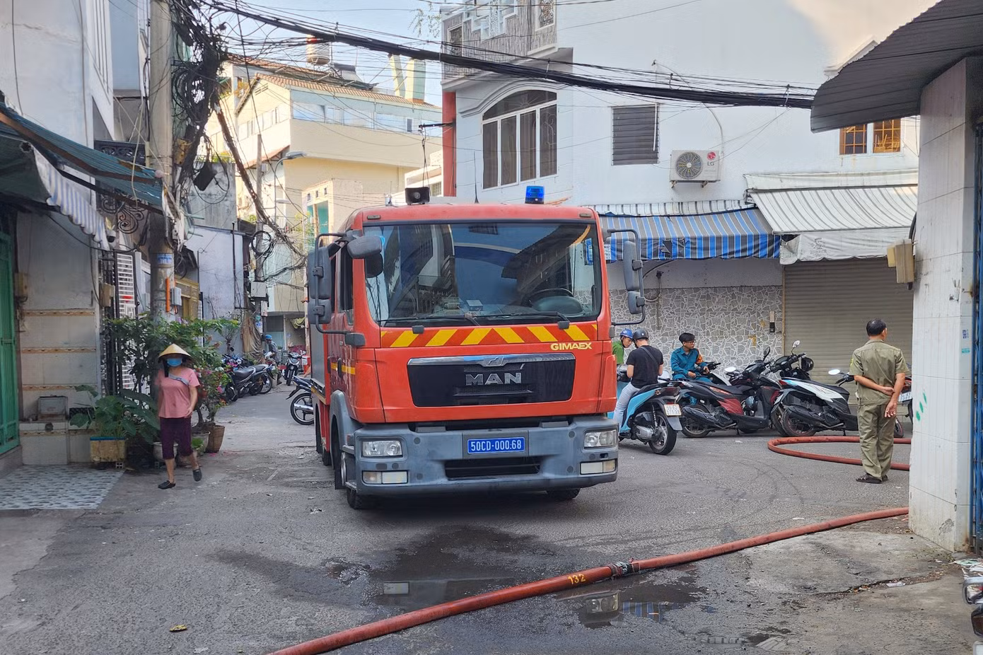 Xe chữa cháy có mặt tại hiện trường. Ảnh: A.X.