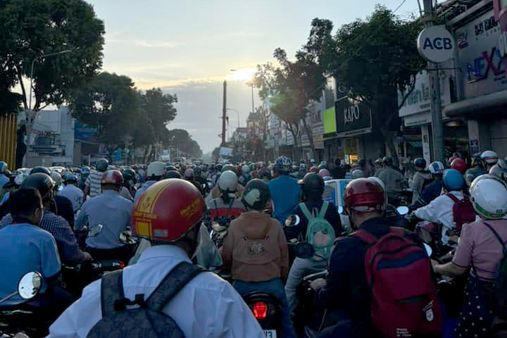 Giao thông qua đường Quang Trung bị ùn ứ. Ảnh: A.X. Giao thông qua đường Quang Trung bị ùn ứ. Ảnh: A.X.