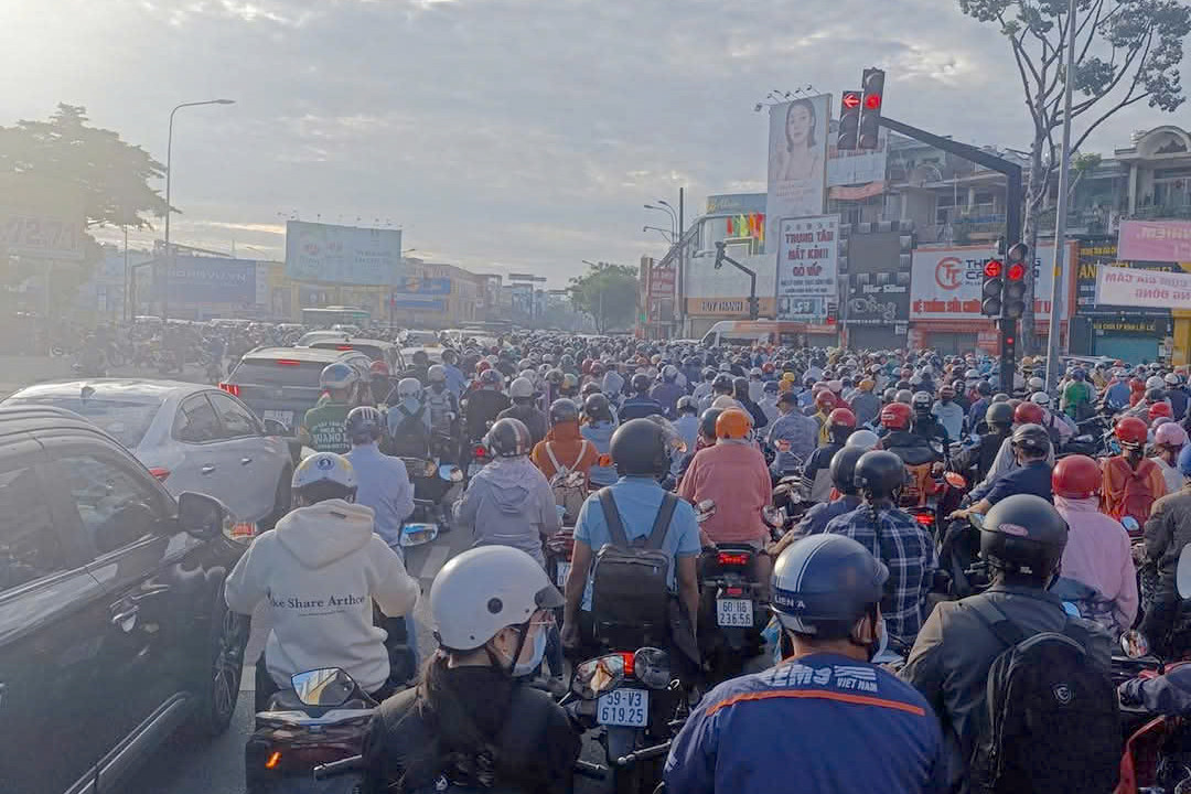 Các tuyến đường xung quanh bị kẹt xe vào giờ cao điểm. Ảnh: A.X. Các tuyến đường xung quanh bị kẹt xe vào giờ cao điểm. Ảnh: A.X.