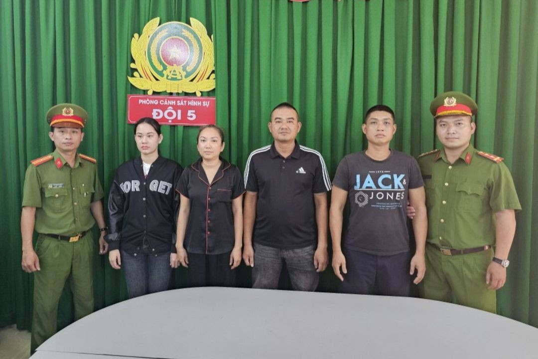 Các đối tượng cho vay nặng lãi tại cơ quan công an. Ảnh: Công an cung cấp.