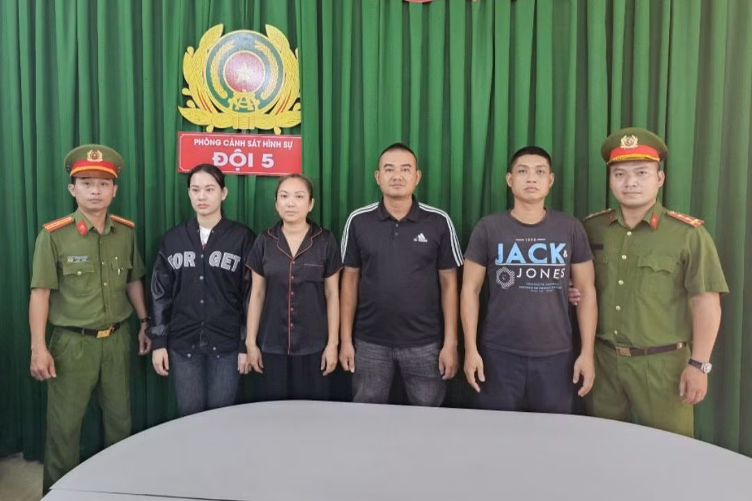 Các đối tượng cho vay nặng lãi tại cơ quan công an. Ảnh: Công an cung cấp.