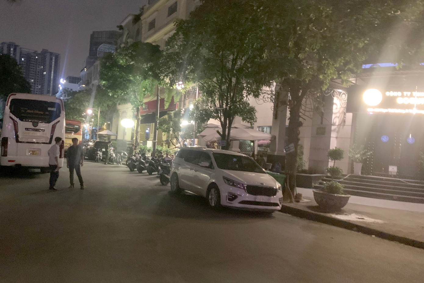 Lực lượng chức năng kiểm tra nhà hàng Luxury Business Club. Ảnh: Công an cung cấp.