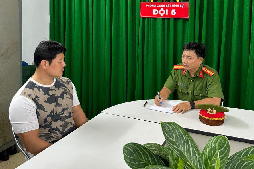 Son Teaheum tại cơ quan công an. Ảnh: Công an cung cấp.