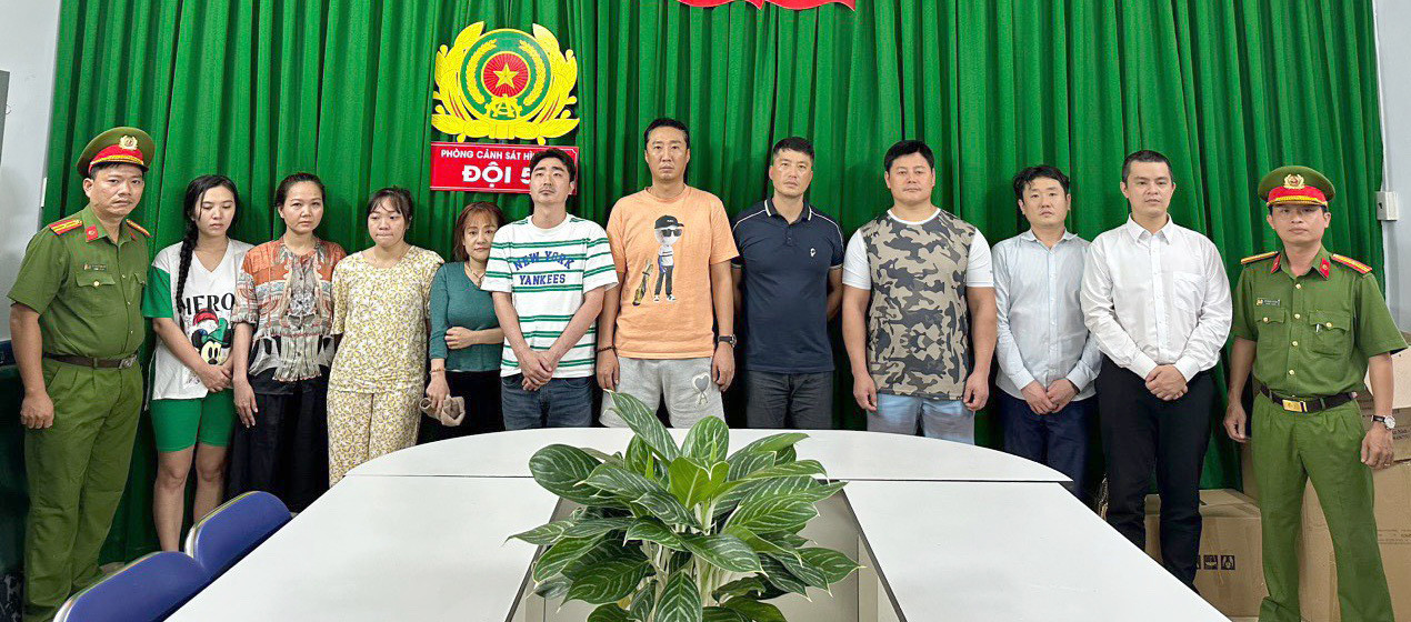 Các đối tượng tại trụ sở công. Ảnh: Công an cung cấp.