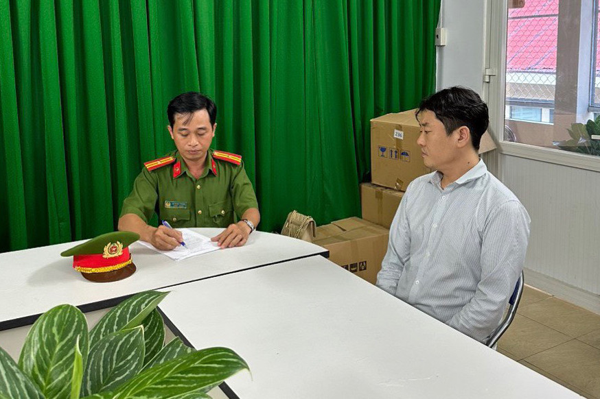 Công an lấy lời khai của một người liên quan. Ảnh: Công an cung cấp.