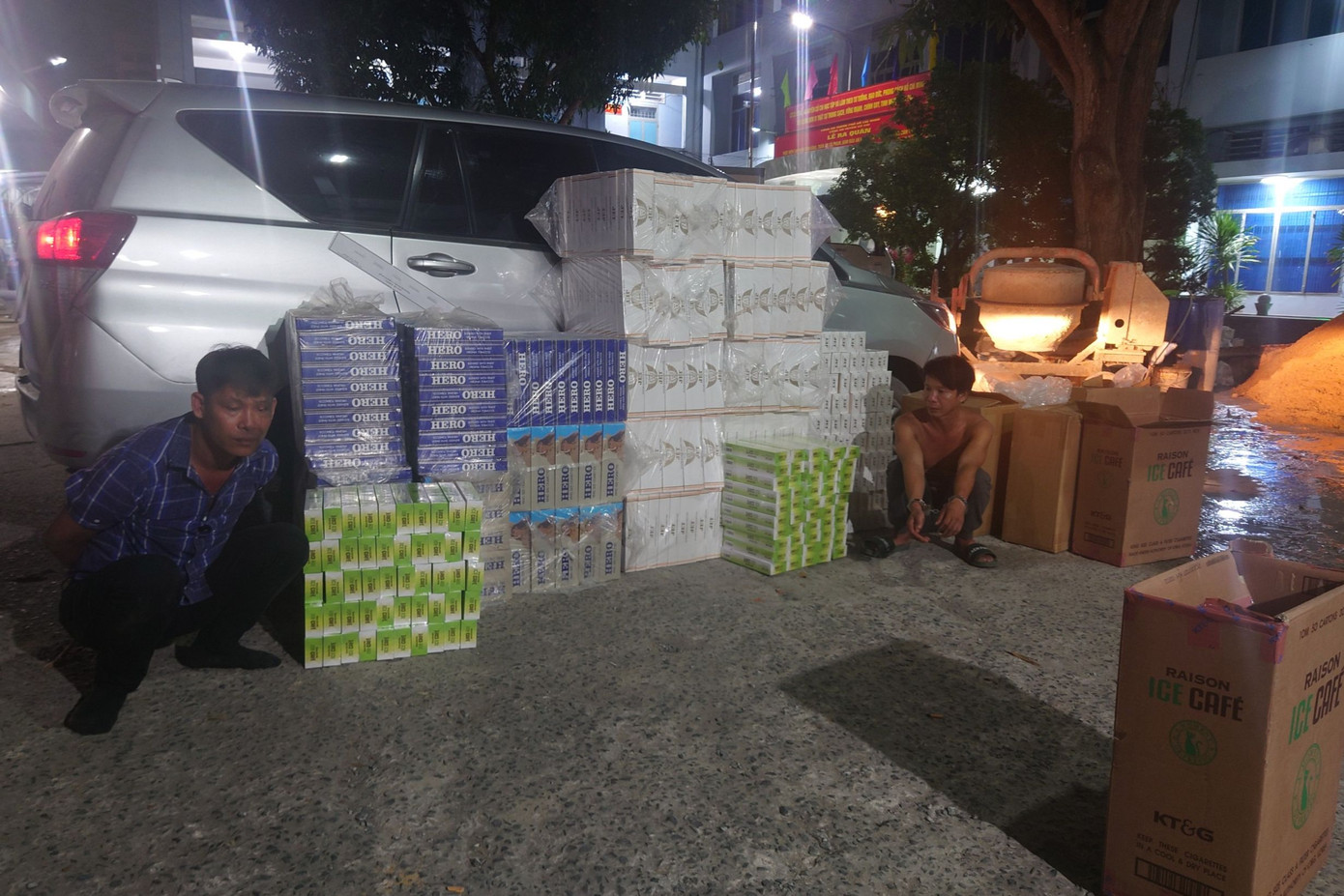 Hai đối tượng cùng tang vật tại cơ quan công an. Ảnh: PC08. Hai đối tượng cùng tang vật tại cơ quan công an. Ảnh: PC08.