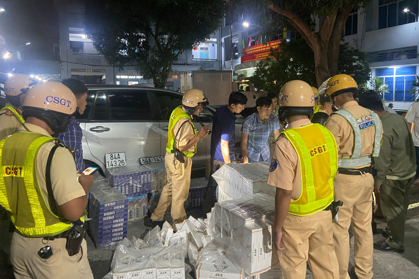 Lực lượng chức năng kiểm đếm tang vật. Ảnh: PC08. Lực lượng chức năng kiểm đếm tang vật. Ảnh: PC08.