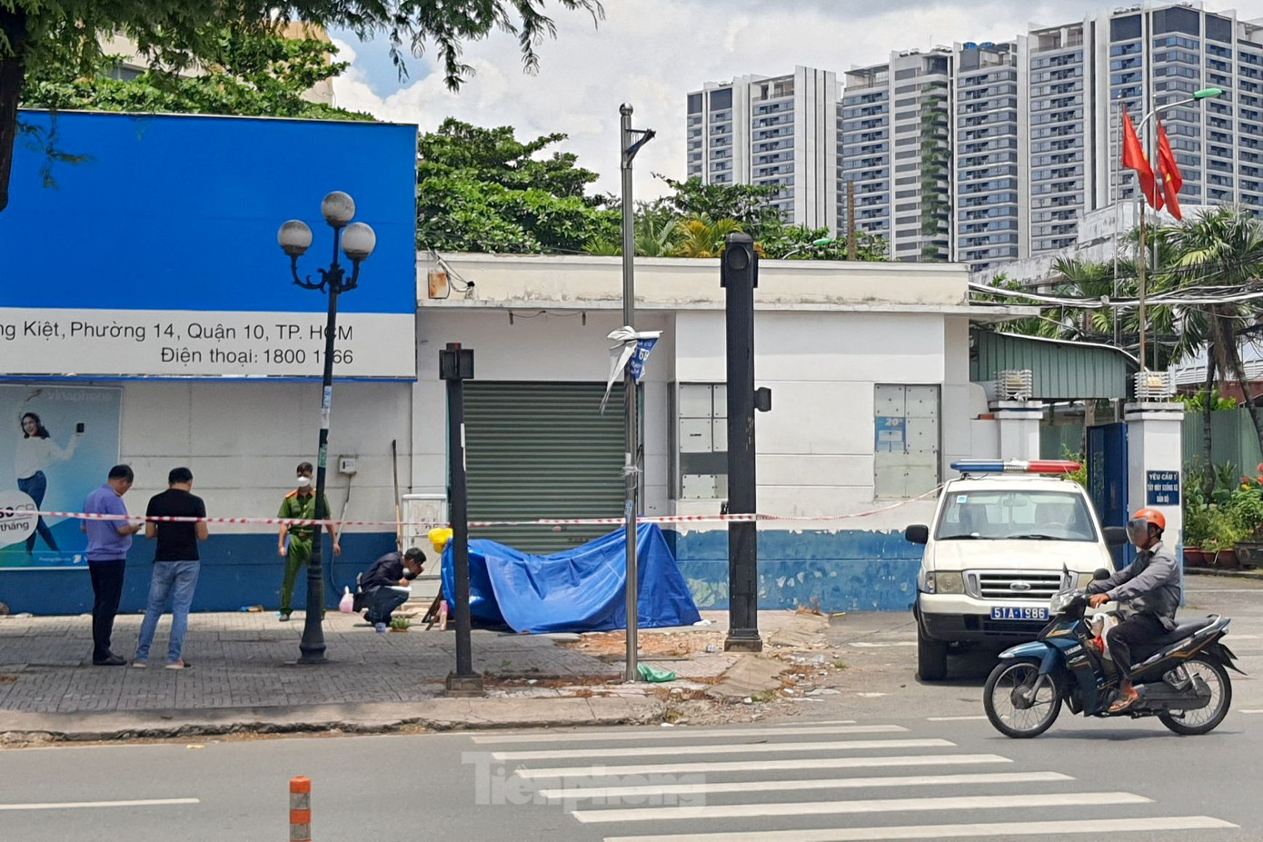 Lực lượng chức năng khám nghiệm hiện trường. Ảnh: Hoàng Thuận. Lực lượng chức năng khám nghiệm hiện trường. Ảnh: Hoàng Thuận.