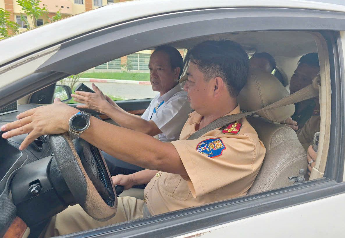 Lực lượng CSGT tham gia tập huấn được hướng dẫn sát hạch thực hành sa hình tại Trường Cao đẳng Giao thông Vận tải. Ảnh: PC08. Lực lượng CSGT tham gia tập huấn được hướng dẫn sát hạch thực hành sa hình tại Trường Cao đẳng Giao thông Vận tải. Ảnh: PC08.