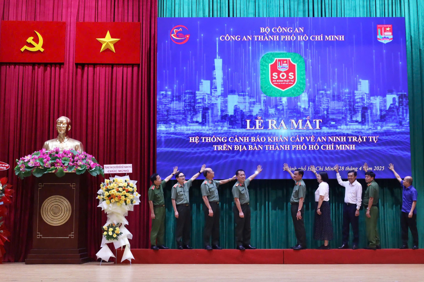 Các đại biểu thực hiện nghi thức ra mắt ứng dụng. Ảnh: Công an cung cấp.