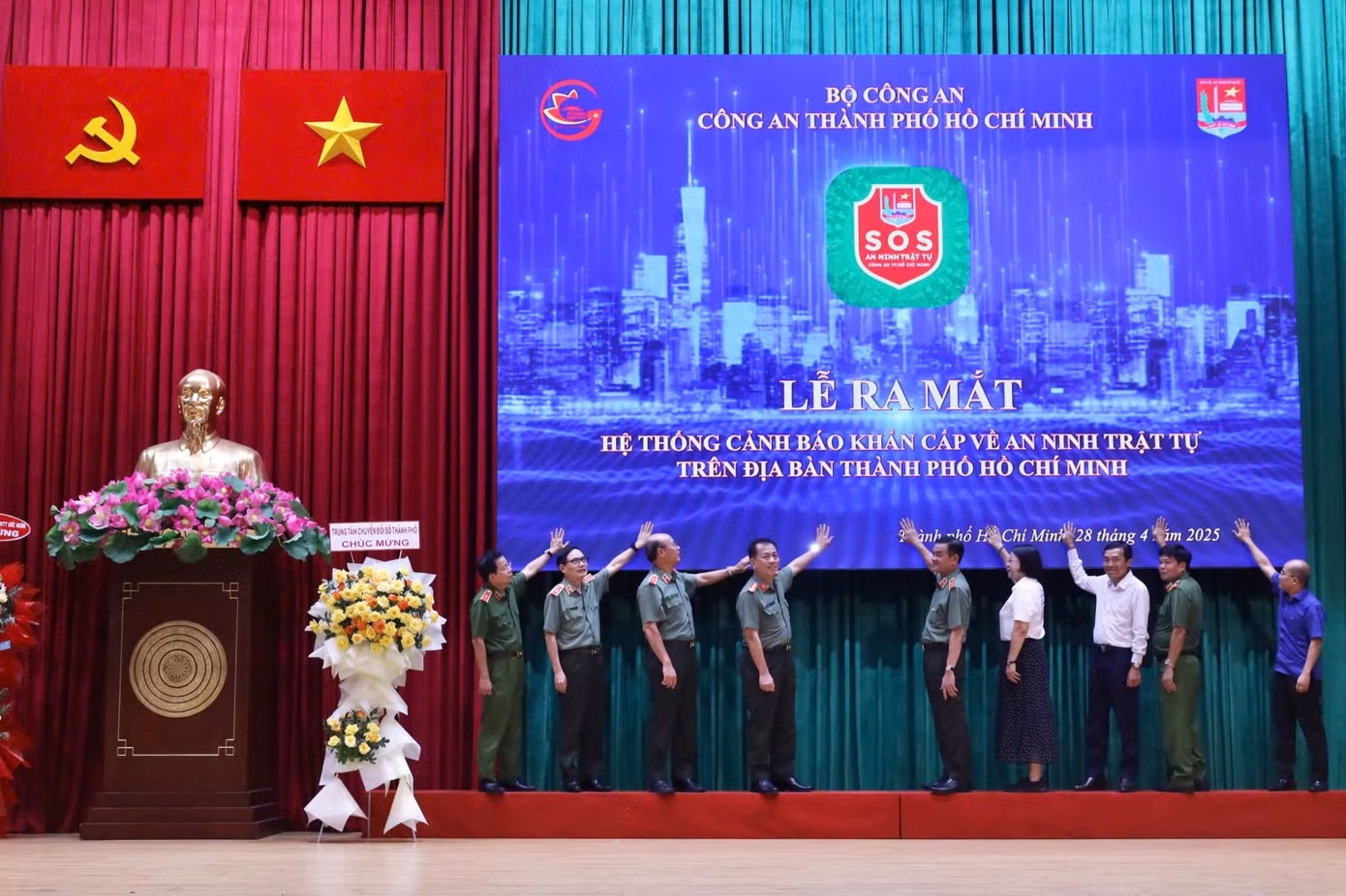 Các đại biểu thực hiện nghi thức ra mắt ứng dụng. Ảnh: Công an cung cấp.
