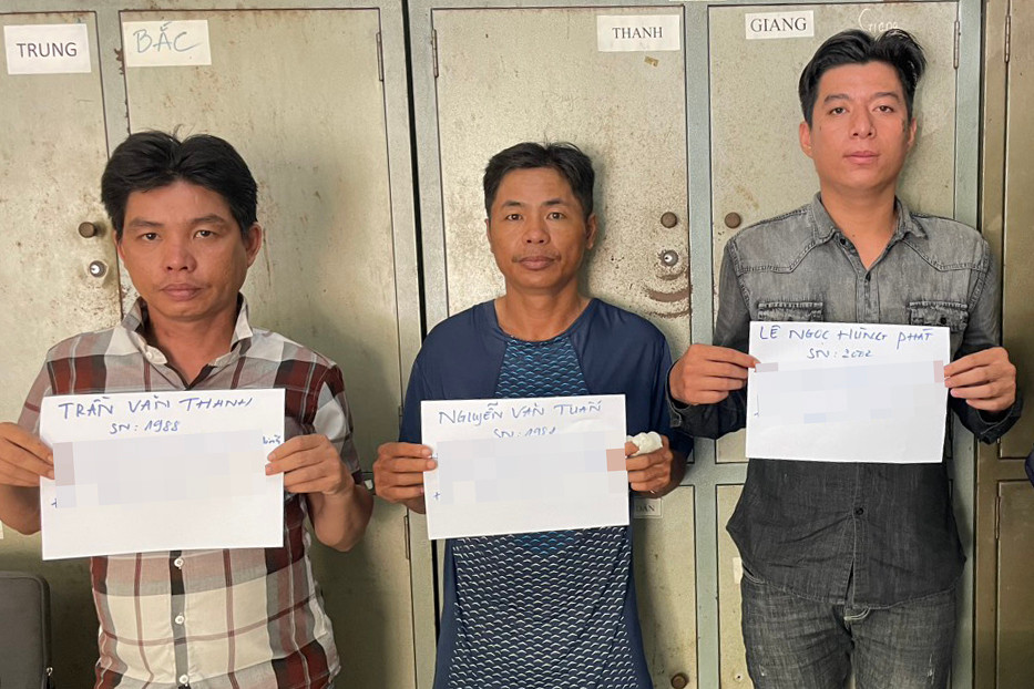 Từ trái qua, Thanh, Tuấn và Phát tại cơ quan công an.