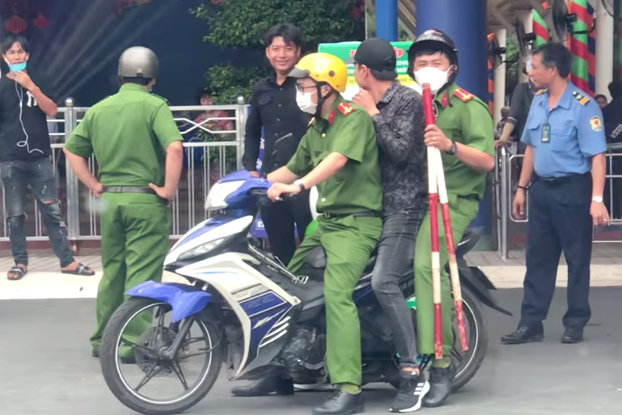 Công an đưa một người liên quan về trụ sở làm việc vào hôm xảy ra vụ việc.