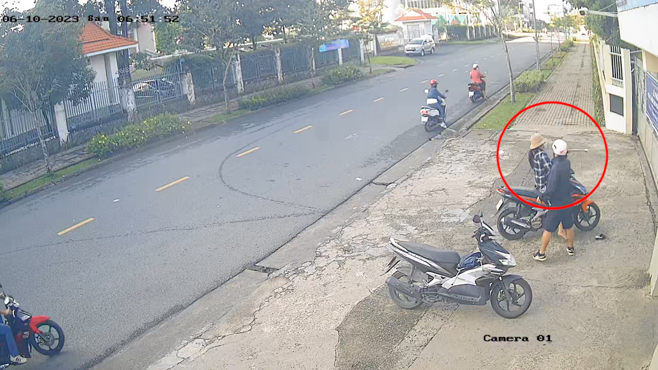 Nam thanh niên dùng cờ lê đánh thẳng vào vùng mặt của bà H. Ảnh cắt từ clip. Nam thanh niên dùng cờ lê đánh thẳng vào vùng mặt của bà H. Ảnh cắt từ clip.