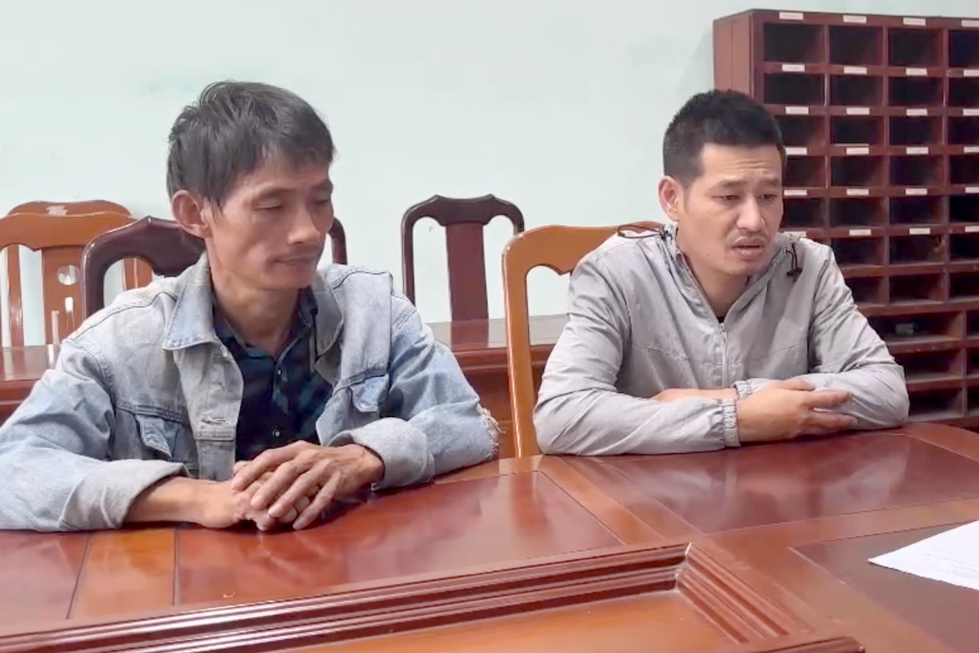 Phùng Tiến Lực (bên phải) và Phan Xuân Đông tại cơ quan công an. Ảnh: Công an cung cấp.