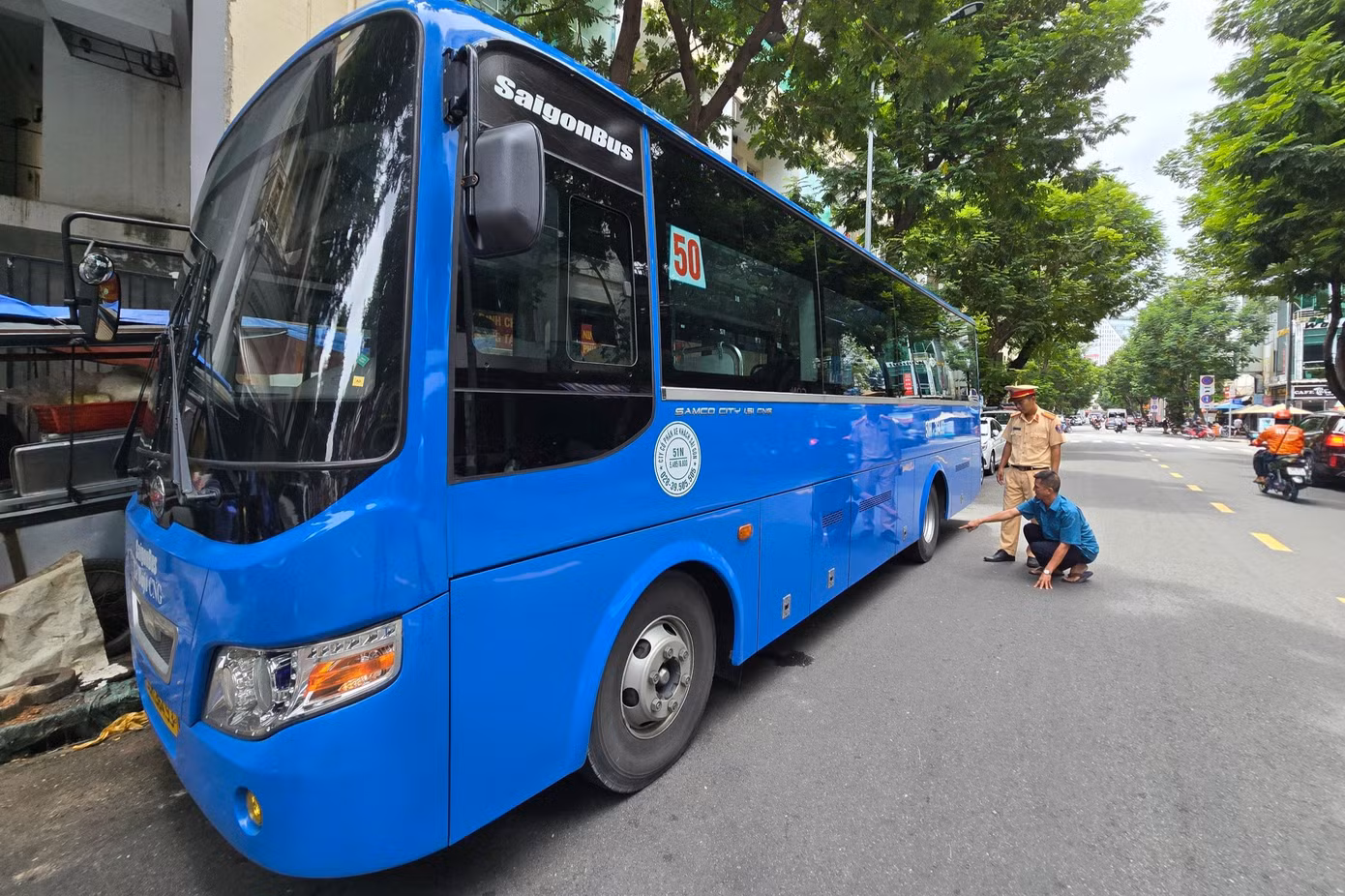 CSGT thu thập dấu vết trên xe buýt do va chạm gây ra. Ảnh: PC08.