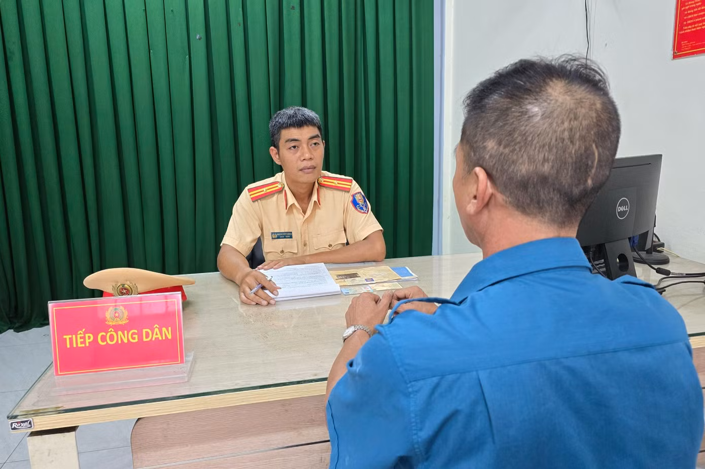 CSGT làm việc với tài xế xe buýt. Ảnh: PC08.