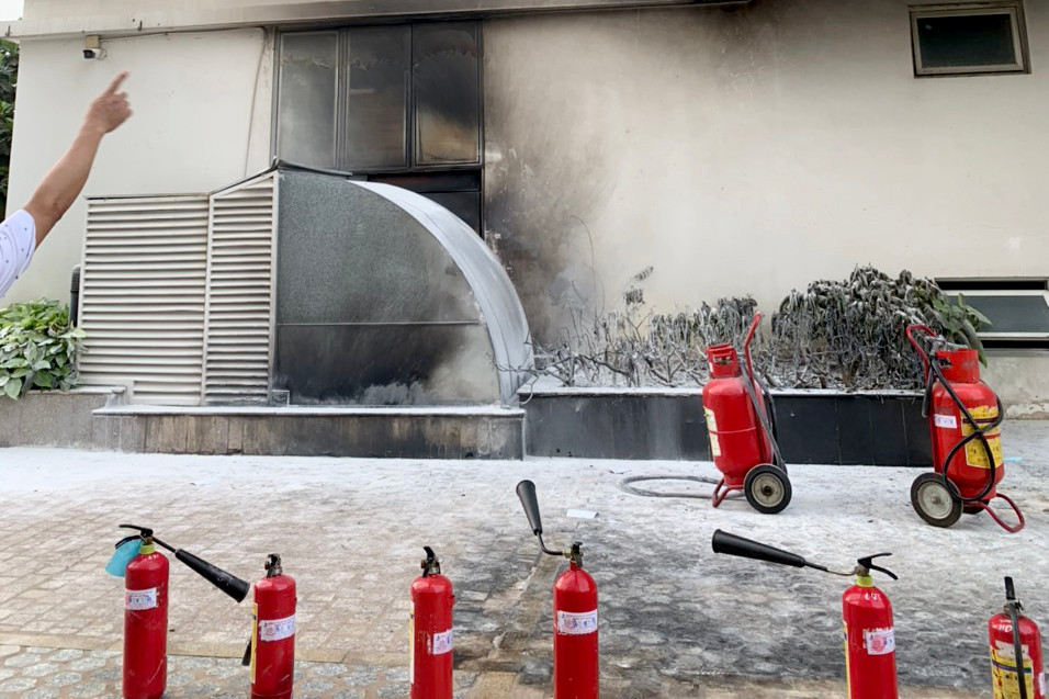 Một phần bức tường bị ám khói đen, cây xanh bị cháy sau hỏa hoạn. Ảnh: A.X.