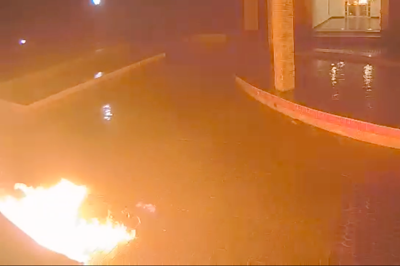 Lửa bùng lên tại khu vực sảnh của block B. Ảnh cắt từ clip.