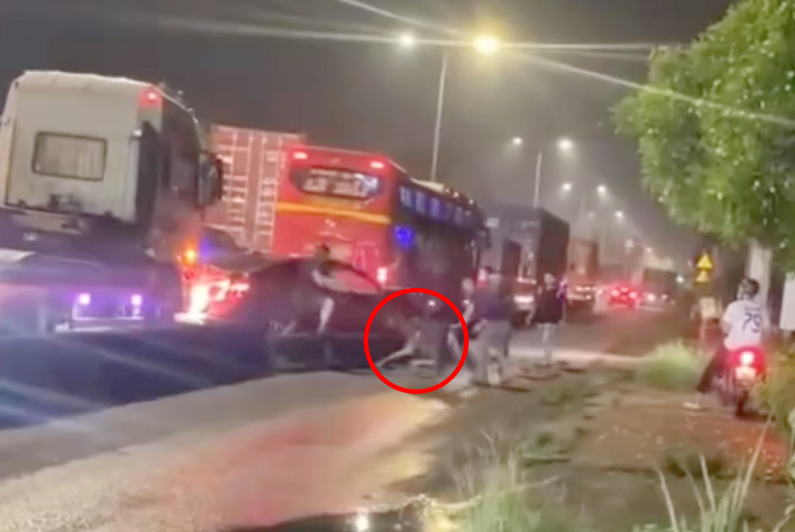 Lực lượng chức năng khống chế nam thanh niên trong ô tô. Ảnh: H.T. Lực lượng chức năng khống chế nam thanh niên trong ô tô. Ảnh: H.T.