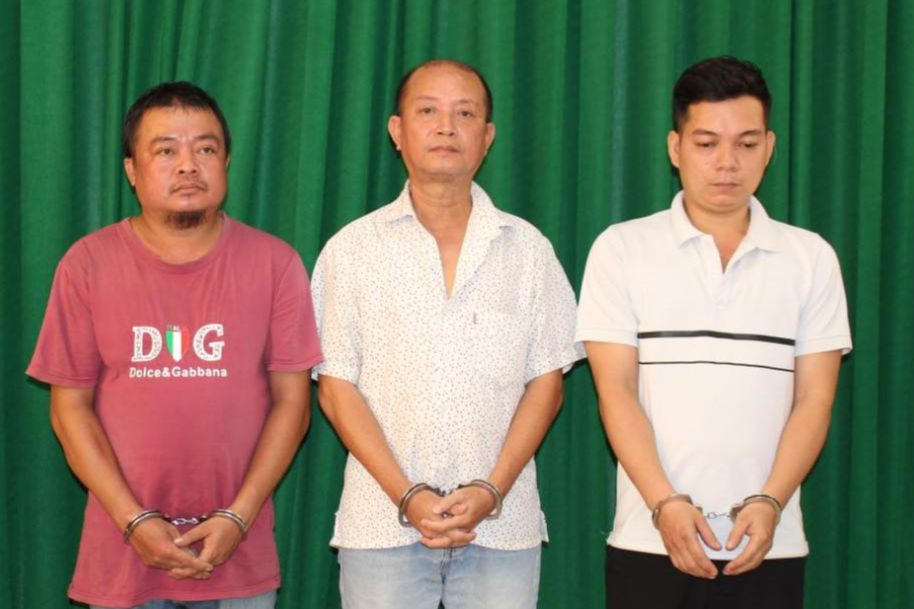 Từ trái qua, các bị can Sinh, Dũng và Xuyên. Ảnh: Công an cung cấp. Từ trái qua, các bị can Sinh, Dũng và Xuyên. Ảnh: Công an cung cấp.