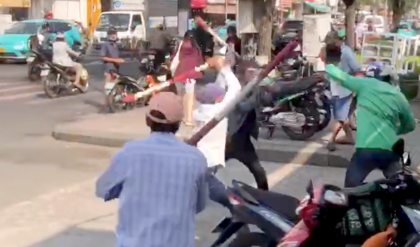 Nhóm tài xế xe ôm truyền thống dùng gậy tre đánh tài xế xe ôm công nghệ. Ảnh cắt từ clip. Nhóm tài xế xe ôm truyền thống dùng gậy tre đánh tài xế xe ôm công nghệ. Ảnh cắt từ clip.