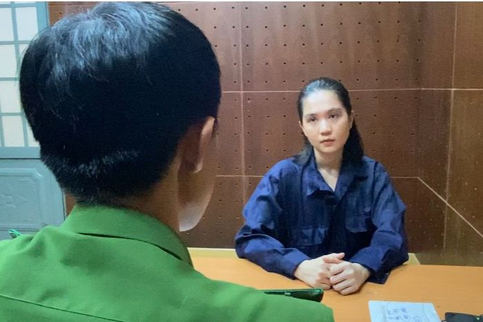 Người mẫu Ngọc Trinh tại cơ quan công an. Ảnh: Công an cung cấp.