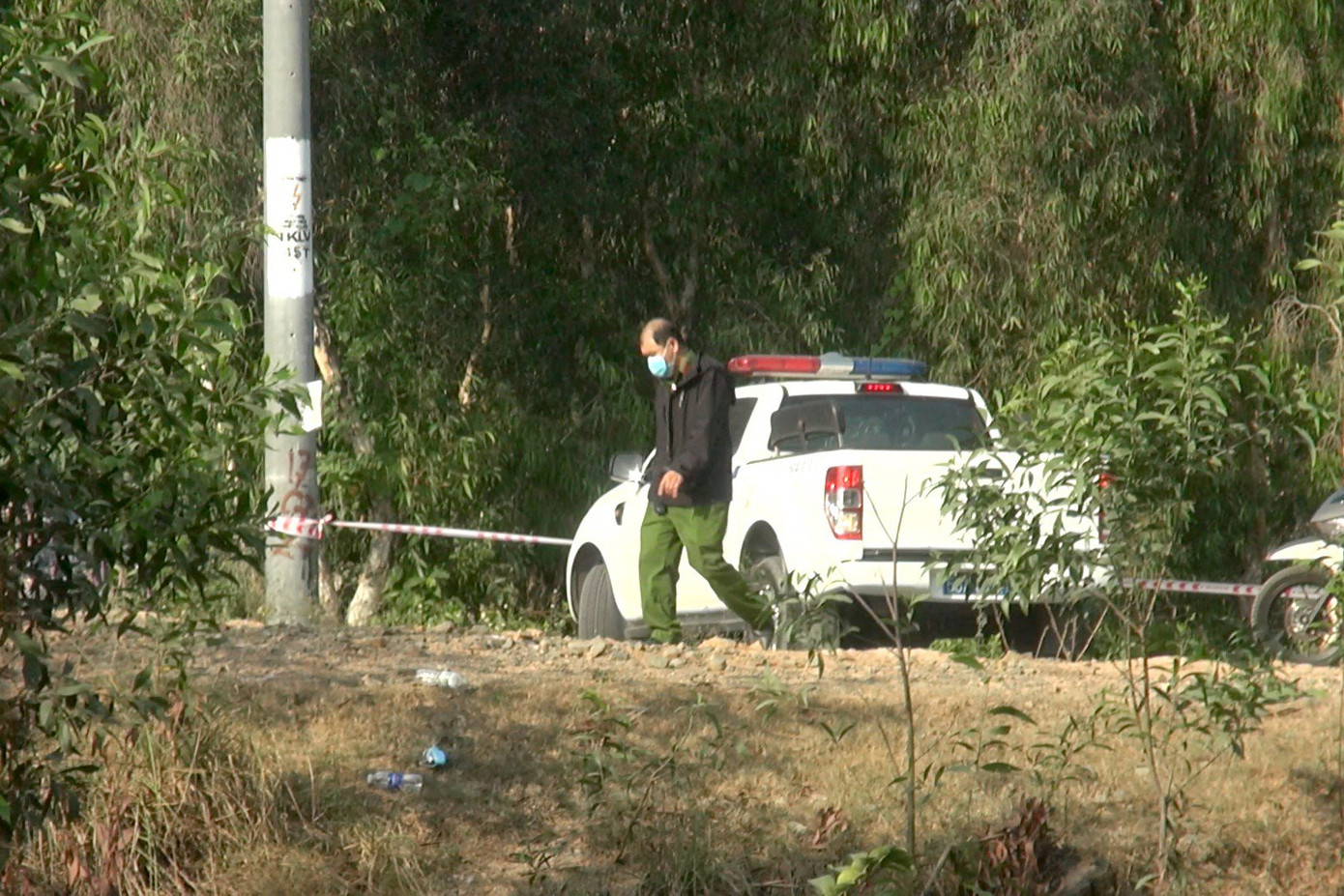 Lực lượng chức năng căng dây phong tỏa hiện trường. Ảnh: A.X.