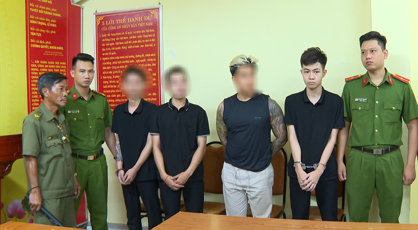 Trần Gia Huy (thứ 2 từ phải sang) cùng nhóm nhân viên đánh người đàn ông nước ngoài. Ảnh: Công an cung cấp. Trần Gia Huy (thứ 2 từ phải sang) cùng nhóm nhân viên đánh người đàn ông nước ngoài. Ảnh: Công an cung cấp.