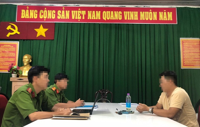 Cơ quan công an làm việc với ông T. Ảnh: Công an TPHCM.