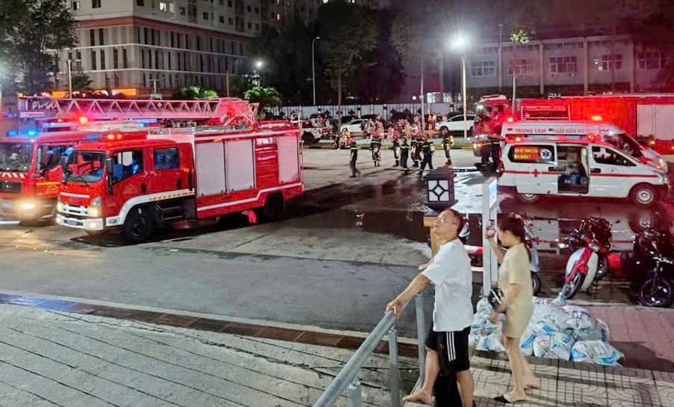 Xe chữa cháy, xe cứu thương có mặt tại hiện trường. Ảnh: A.X.